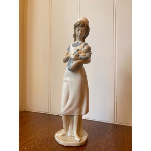 Nao by Lladró Porcelain Figurine Nurse With Baby #0709 Mint Condition 13.5" - Picture 2 of 4